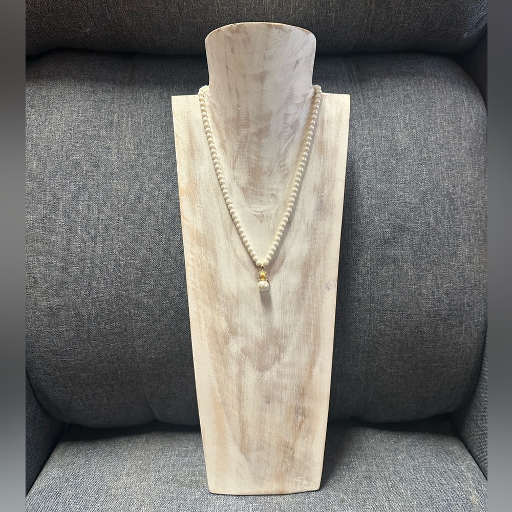 Elegant Pearl Necklace with Gold Accents - Picture 11 of 11